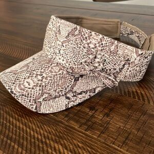 D&y NWOT Snake Skin Print Visor